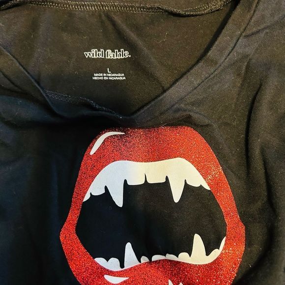 Wild fable tshirt with vampire teeth size large - Picture 3 of 3